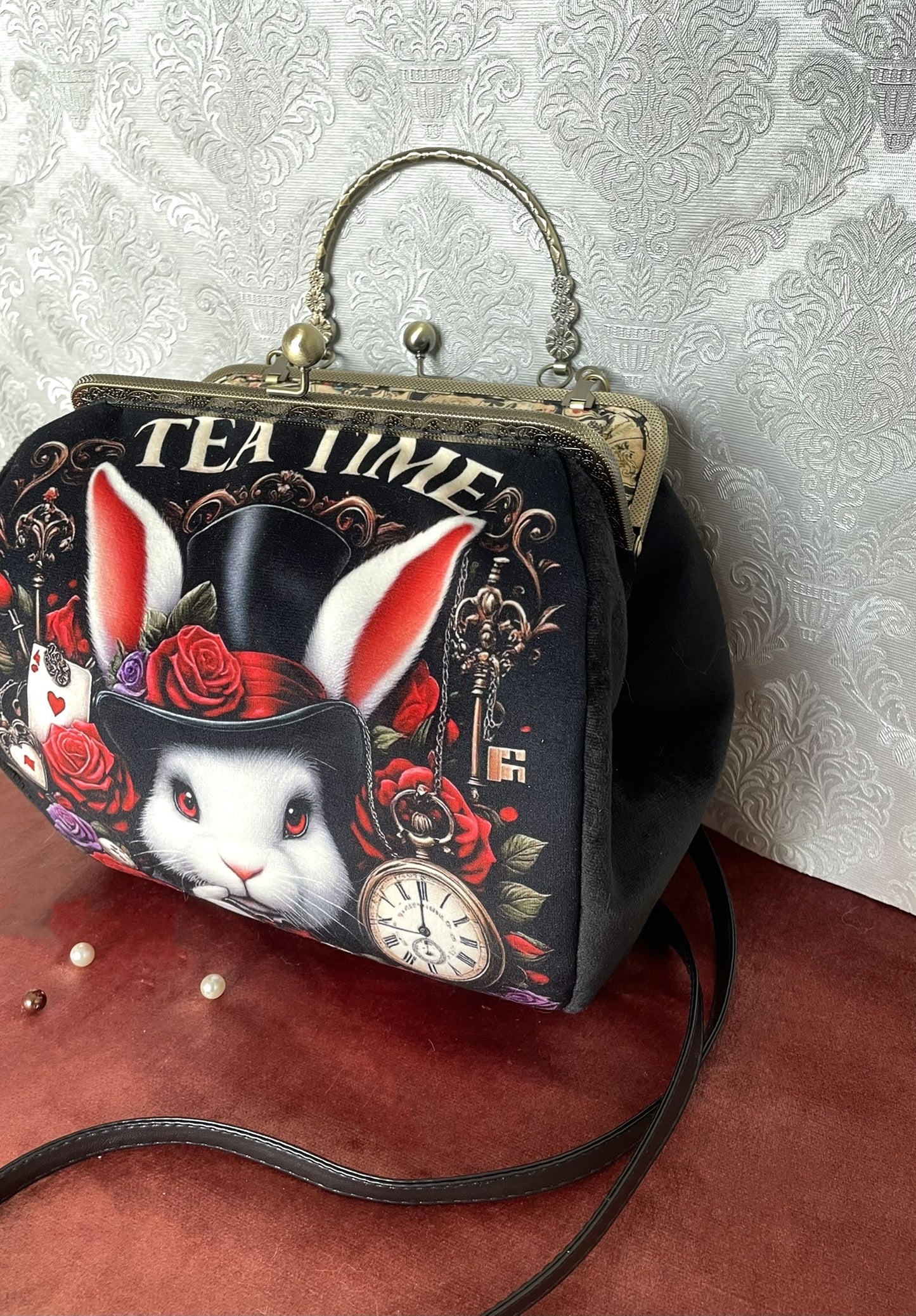 Sac à main rétro style Alice avec illustration féerique de lapin blanc sur velours noir.