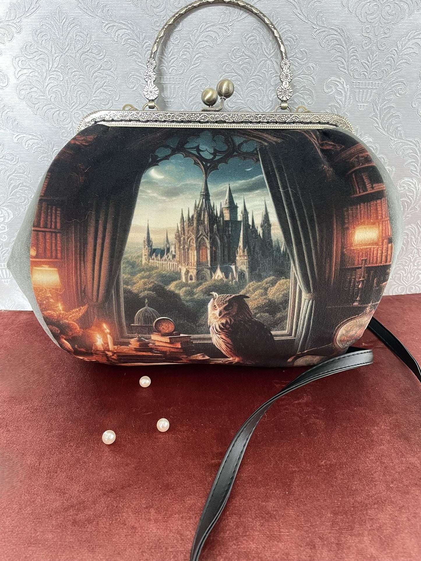 Vue de face du sac vintage Le Comptoir de Suzanne décor château de nuit et grimoires.