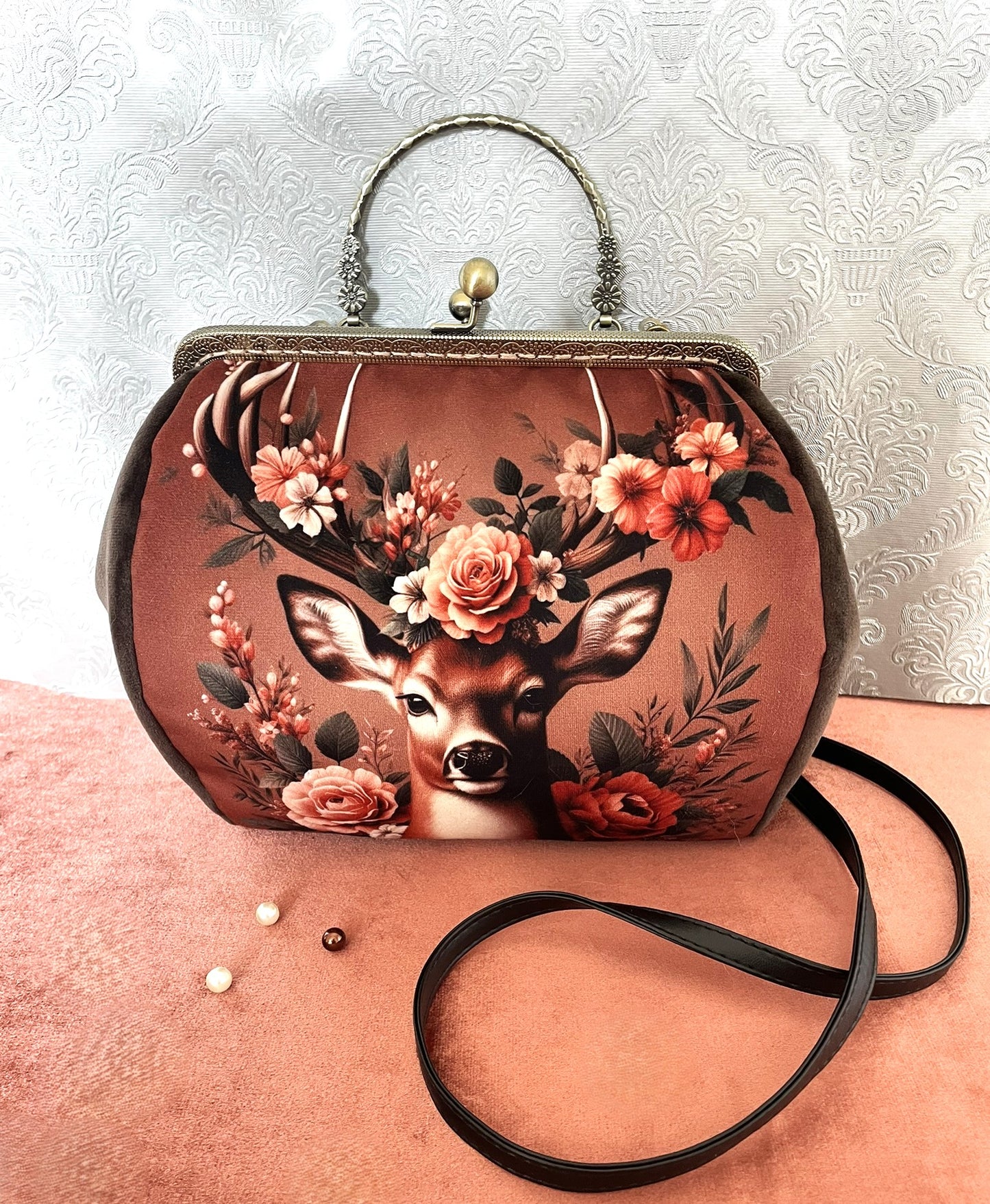 Sac à main vintage en velours avec illustration d'un cerf portant une couronne de roses.