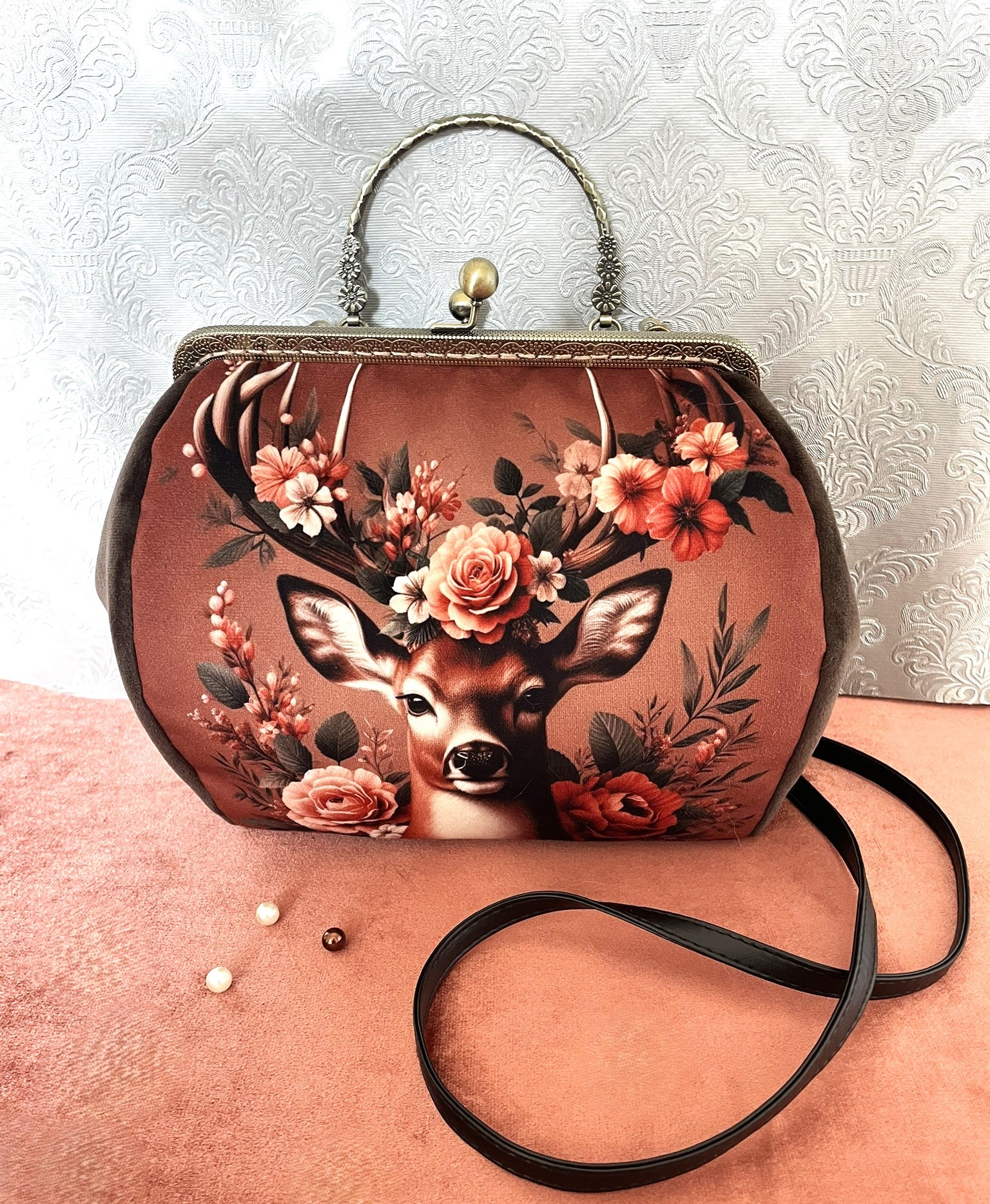 Sac à main vintage en velours avec illustration d'un cerf portant une couronne de roses.