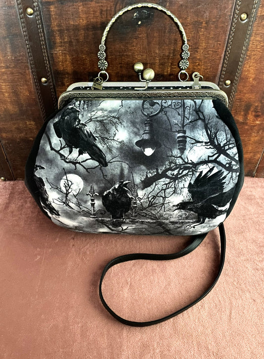 Vue latérale du sac montrant le velours et le fermoir en métal bronze.