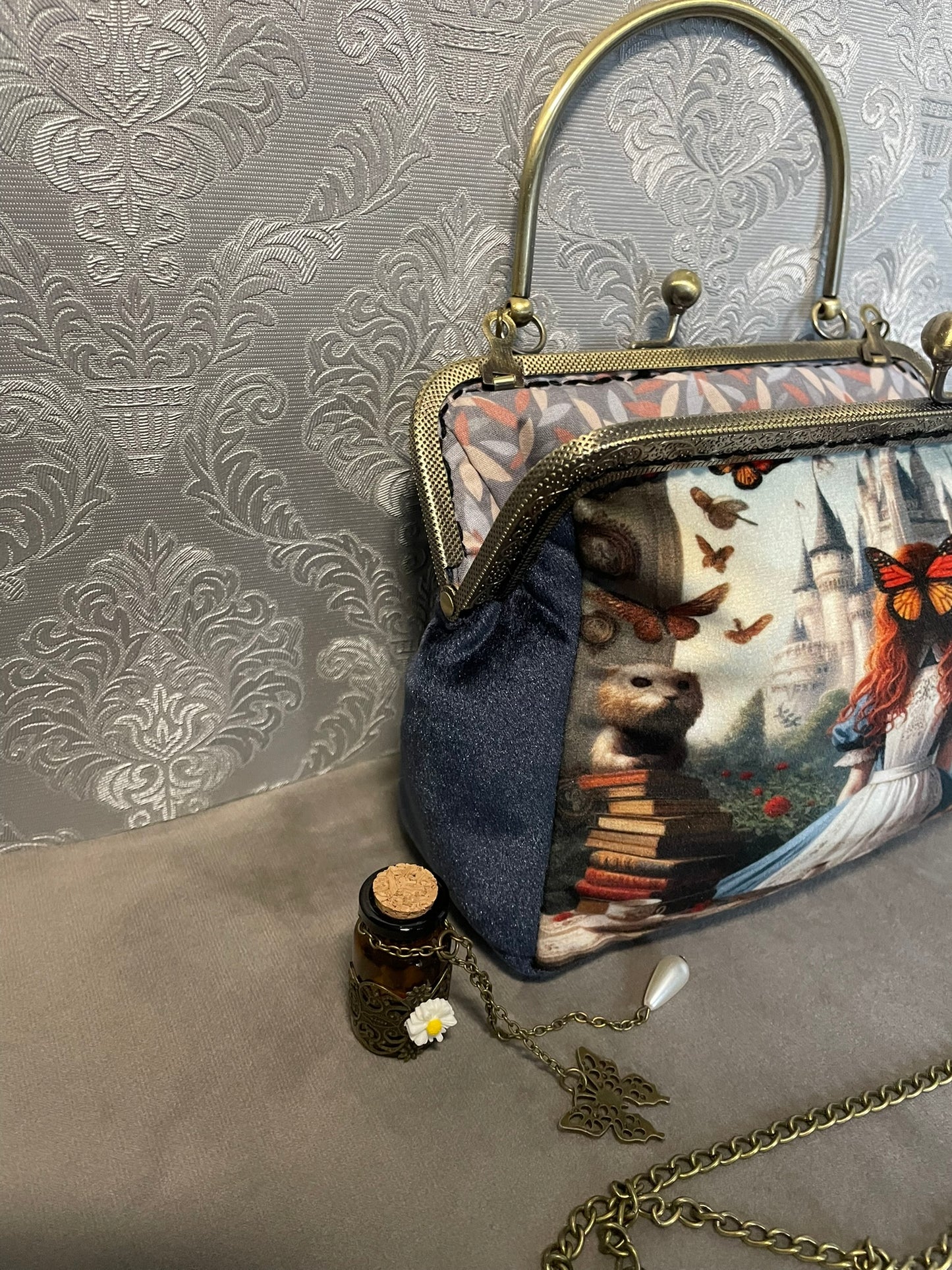 Détail du côté en velours bleu nuit et armature métallique travaillée style vintage.