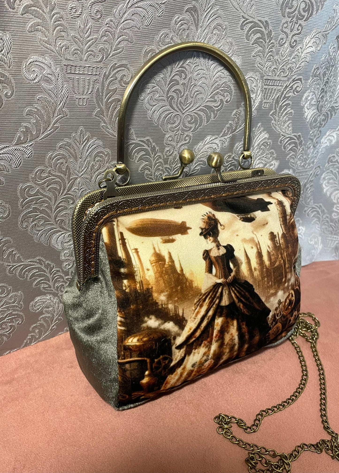 Détail de l'estampe textile vaisseau-ballon et cité fantastique.