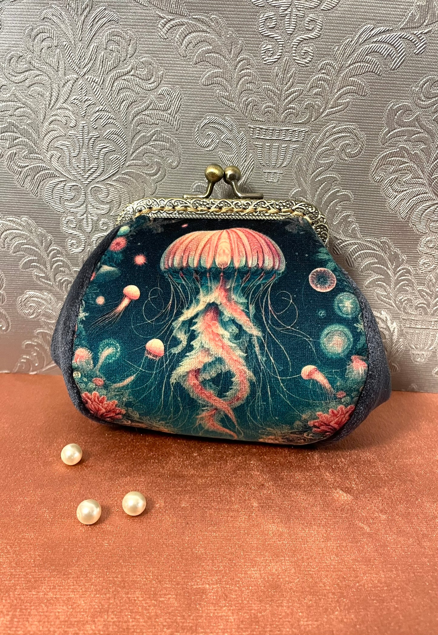 Détail de la texture du velours et de la couture soignée d'un petit sac à monnaie.