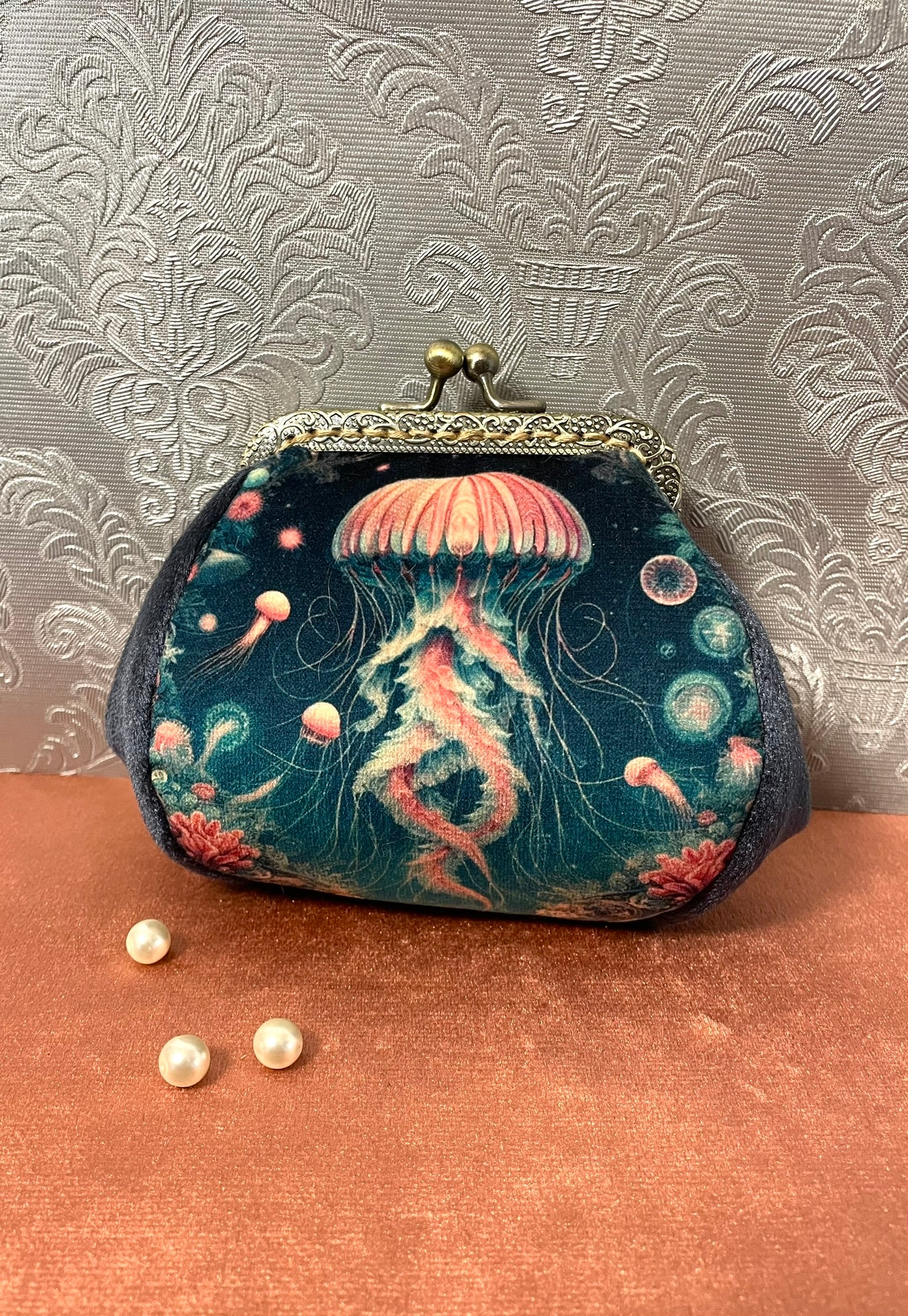 Détail de la texture du velours et de la couture soignée d'un petit sac à monnaie.
