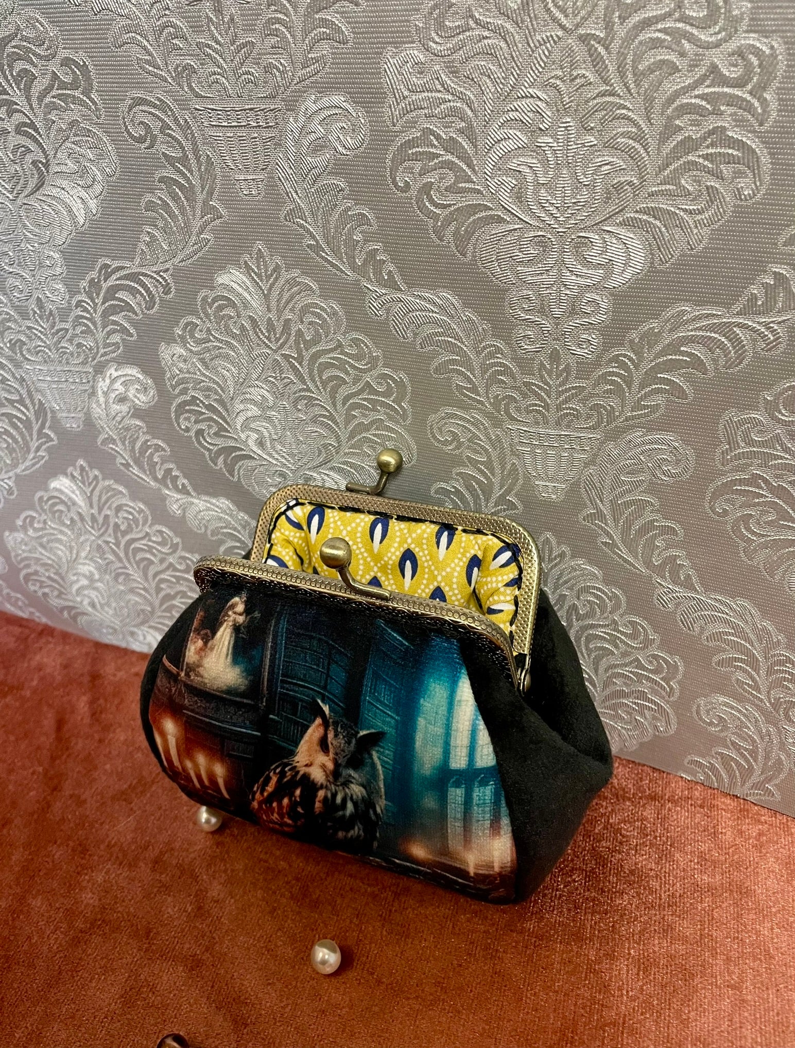 Zoom sur la texture du velours noir et les finitions de couture artisanale